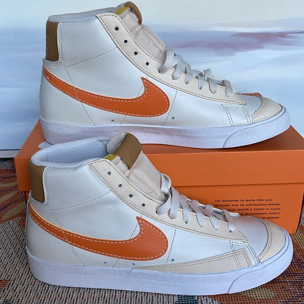 Nike Men’s Blazer Mid '77 EMB
Phantom/Pearl White/ Elemental Gold/Hot Curry